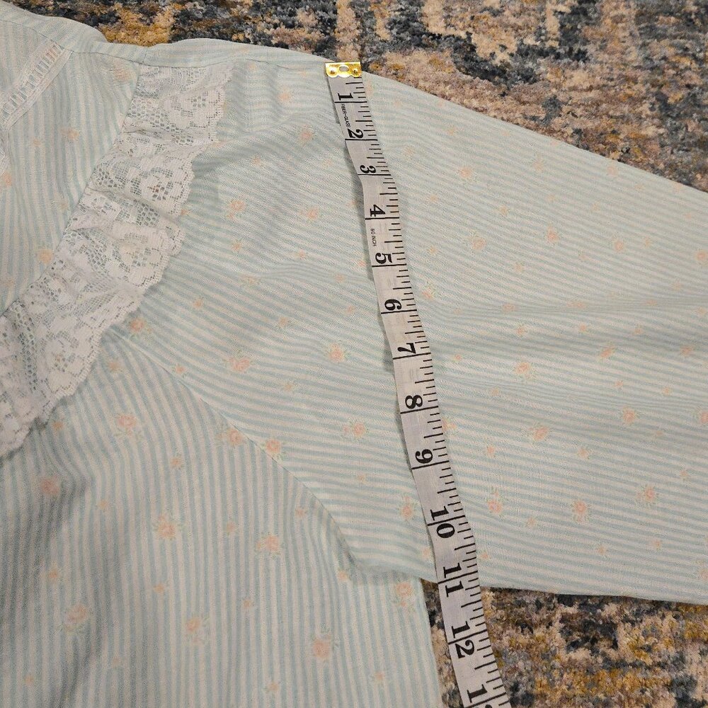 Vintage 80's Ruffles and Lace Lounge Housecoat - Picture 10 of 12